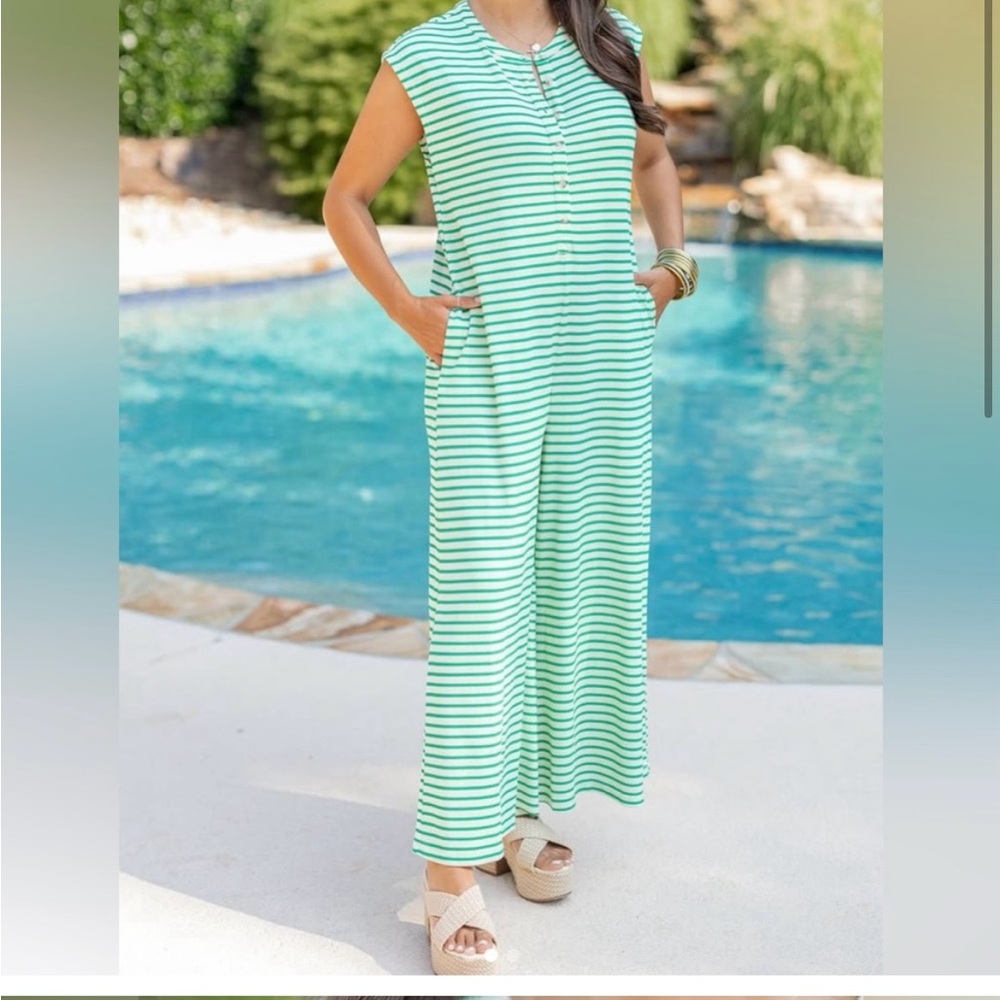 Lucky🍀Jumper! Beautiful striped green and white